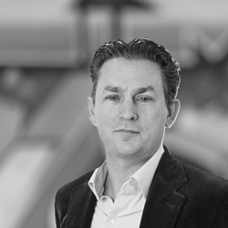 Michiel Tegen Kleurenachtergrond In ZW